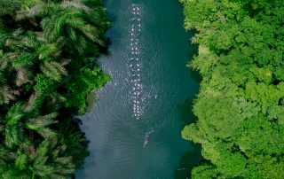 Los últimos de Filipinas atravesando el rio